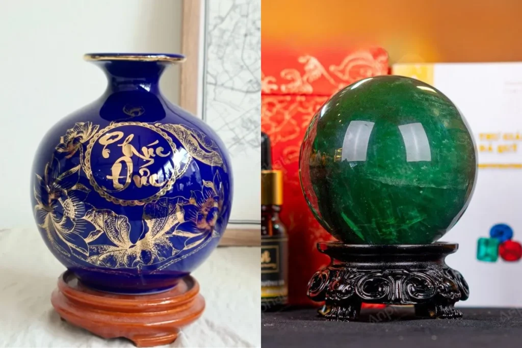 Bình hút lộc gốm sứ họa tiết chữ Phúc và quả cầu phong thủy màu xanh đặt trên đế trang trí, biểu tượng tích tụ tài lộc và cân bằng năng lượng cho không gian sống.