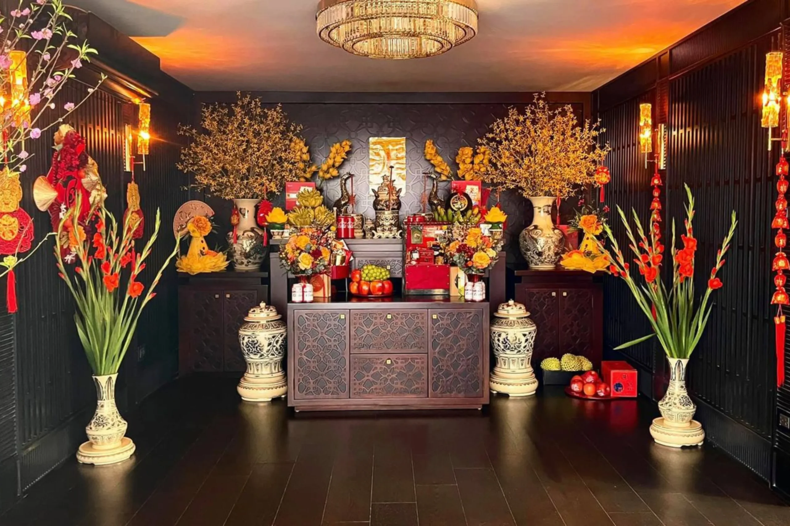 Trang trí phòng thờ bằng chậu mai và hoa lay ơn trong dịp Tết.