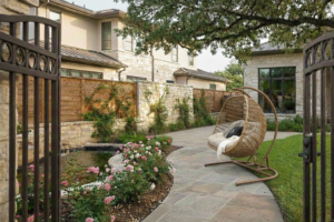 Sân vườn bố trí thêm xích đu cho không gian ngoài trời.