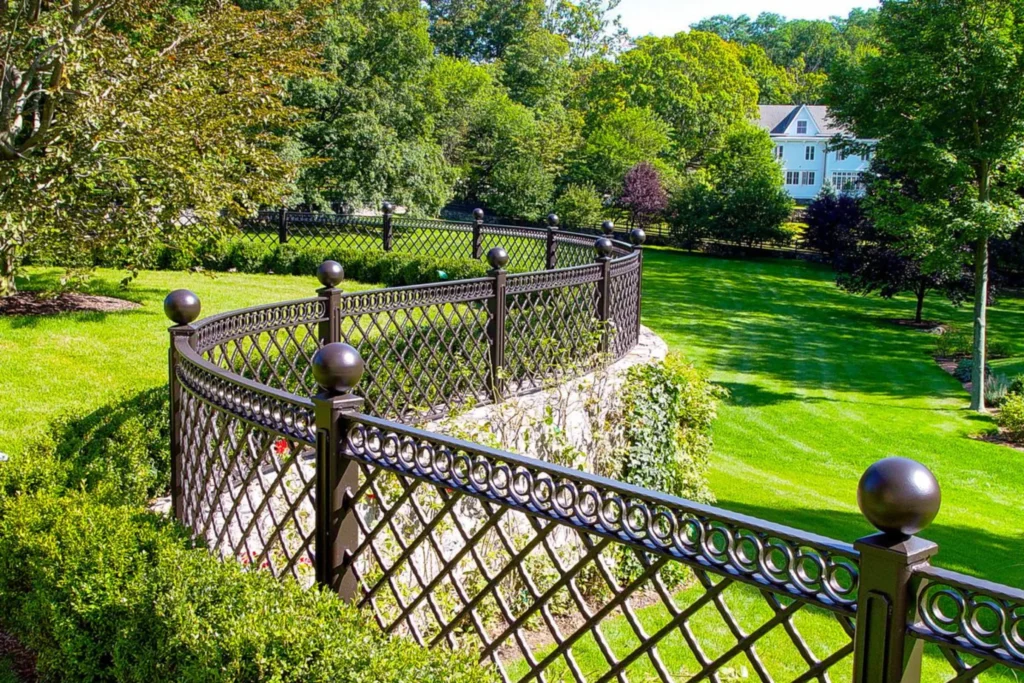 Những mẫu hàng rào sân vườn đẹp và độc đáo cho nhà biệt thự 4 Hàng rào sân vườn bằng kim loại chạy dọc thảm cỏ xanh.