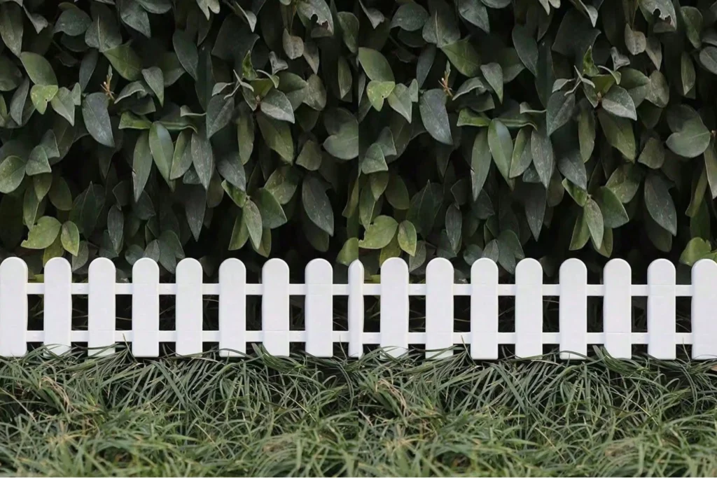 Những mẫu hàng rào sân vườn đẹp và độc đáo cho nhà biệt thự 6 Hàng rào nhựa trang trí sân vườn đặt trước hàng cây xanh.