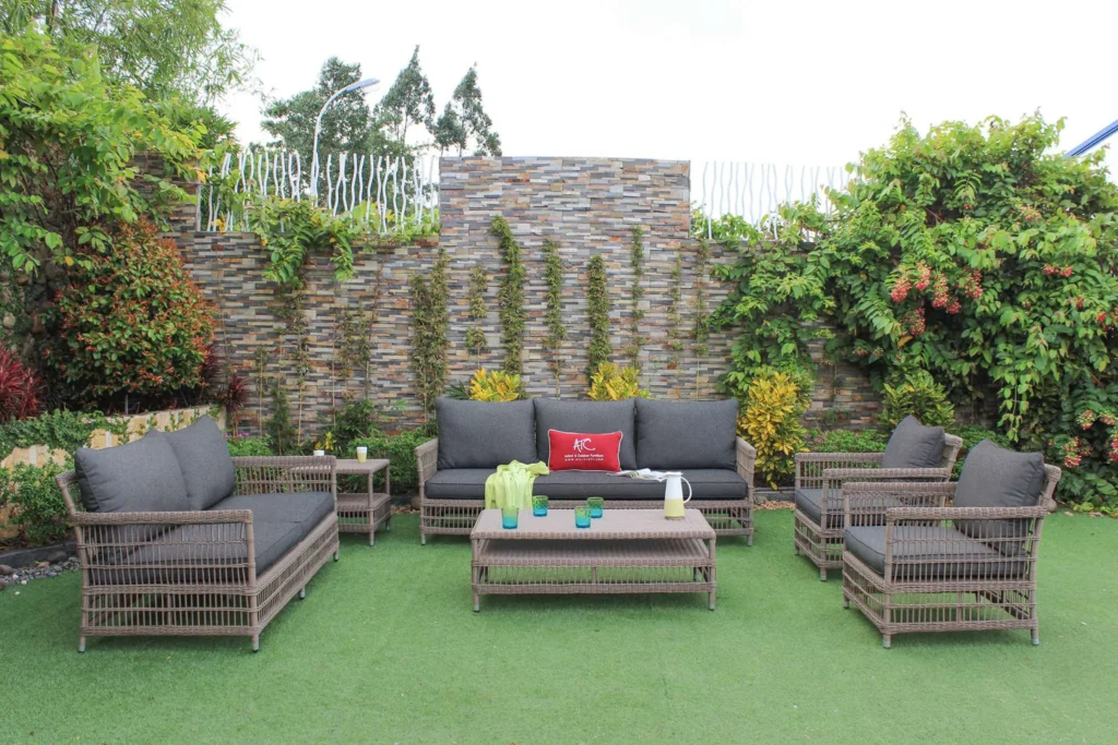 Những mẫu hàng rào sân vườn đẹp và độc đáo cho nhà biệt thự 7 Hàng rào kết hợp cây xanh cùng bộ sofa giả mây ngoài trời.