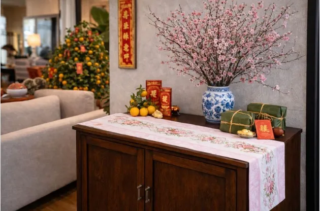 Chậu đào nở rộ được trang trí góc phòng, ngập tràn không khí mùa xuân.