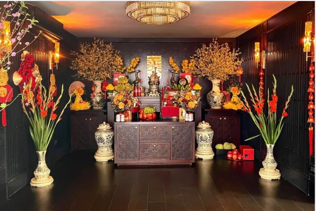 Trang trí phòng thờ bằng chậu mai và hoa lay ơn trong dịp Tết.