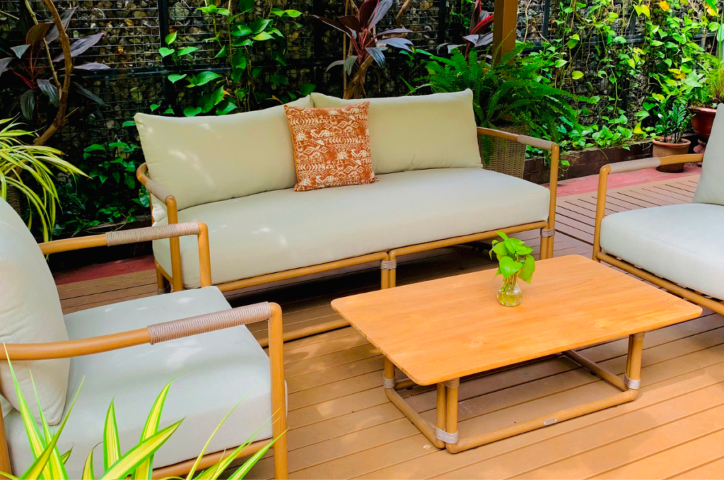 Gối cushion vải nhung thêu tranh khắc họa vùng quê yên bình 