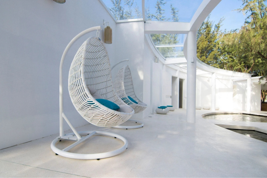 Ghế lười treo màu trắng đặt tại ban công không gian mở, thiết kế thoáng nhẹ đón ánh sáng tự nhiên.