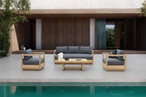 Bàn gỗ ngoài trời bằng gỗ teak cao cấp trong không gian biệt thự hiện đại.