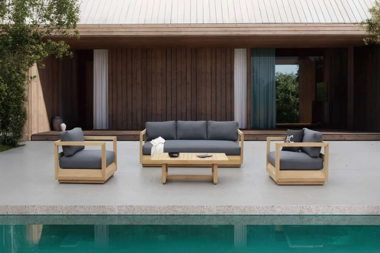 Bàn gỗ ngoài trời bằng gỗ teak cao cấp trong không gian biệt thự hiện đại.