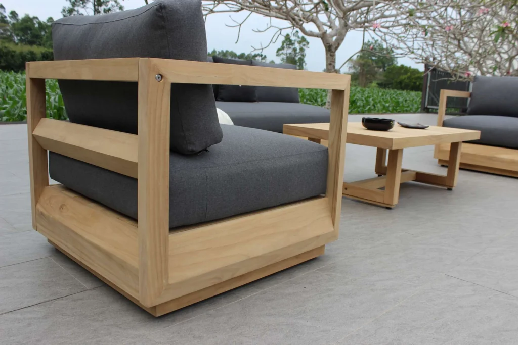 Kiểm tra kết cấu và ốc vít của bộ bàn ghế gỗ ngoài trời bằng gỗ teak.