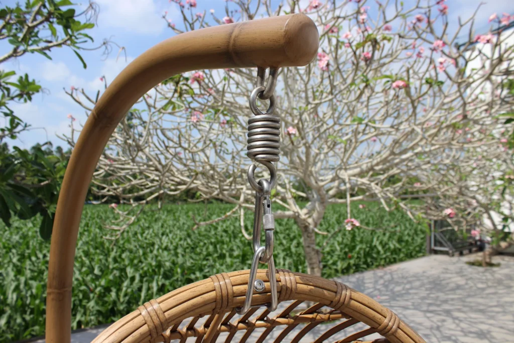 Khung nhôm sơn tĩnh điện trong ghế nhựa giả tre ngoài trời.