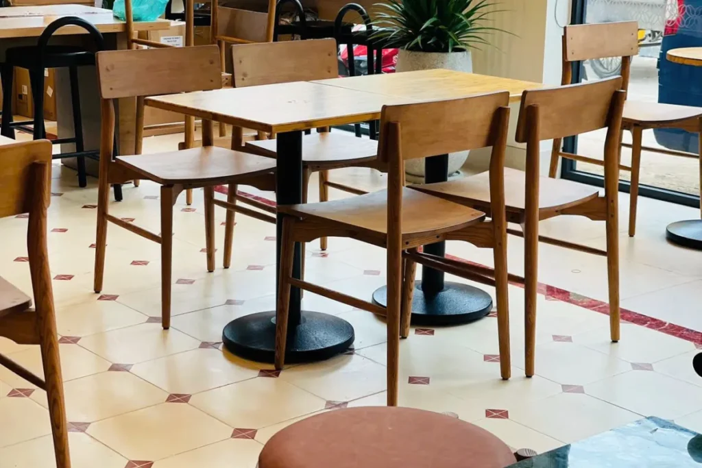 Mẫu bàn cafe giả tre chân sắt sơn tĩnh điện kết hợp ghế gỗ đơn giản cho quán cafe 