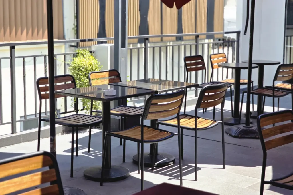 Top 15+ mẫu bàn cafe hot nhất năm 2026 mà bạn không nên bỏ qua