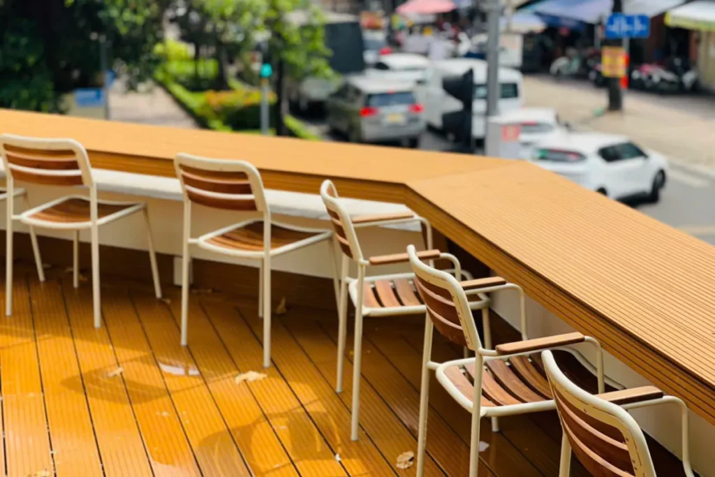 Ý tưởng biến ban công thành bàn coffee ngoài trời.