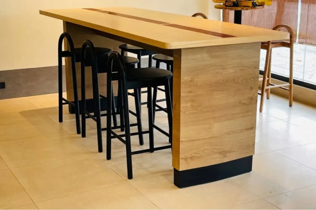 Hình ảnh bộ bàn dài cho quán cafe trong nhà