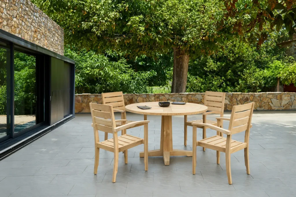 Hình ảnh bàn gỗ teak tự nhiên cho quán cafe ngoài trời.