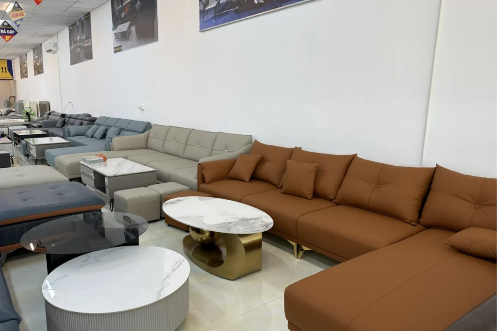 Không gian trưng bày Nội Thất Giá Kho với nhiều mẫu sofa, bàn trà và ghế ngồi cho nhu cầu gia đình