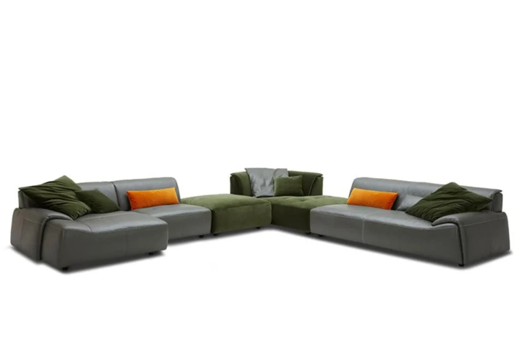 Sofa góc Phố Xinh màu xám và xanh rêu với gối trang trí cam trong phong cách hiện đại