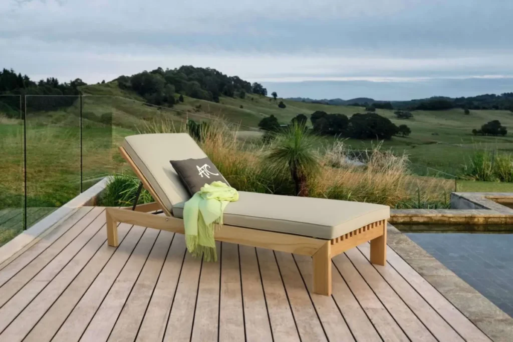 Giường tắm nắng ELBA với khung gỗ teak và đệm êm cạnh hồ bơi